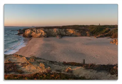Produktbild von Wallario Frühstücksbrettchen aus Glas 20 x 30 cm mit rutschfesten Füßen, Motiv Sandstrand zwischen Felsen