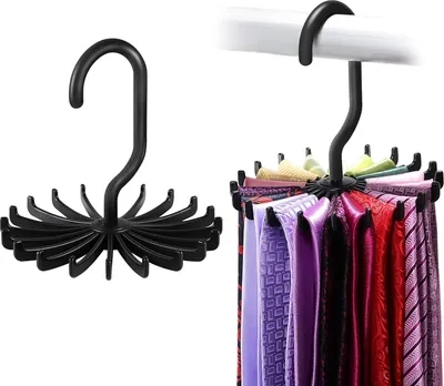 Produktbild von 2er-Pack drehbarer Krawattenhalter aus hochwertigem Kunststoff – kompakt, platzsparend und speziell für die Kleiderschrankorganisation entwickelt. Jeder Halter bietet 360°-Drehbarkeit und rutschfeste Arme für sicheren Halt von Krawatten, Schlipsen und weiteren Accessoires. Passt problemlos an jede Kleiderstange, montagefertig in Sekunden – kein Werkzeug erforderlich. Ideal für Ordnungsliebhaber, Berufstätige und Familien, die klare Strukturen im Alltag schätzen. Inklusive 2 Stück – Krawatten nicht enthalten