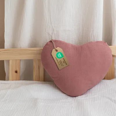 Imagen del producto de Cojín decorativo corazón rosa viejo sin volantes, sin aplicación dorada - muselina