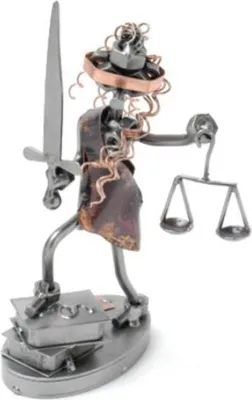 Image de Figurine en métal représentant Justitia pour les juristes – Pièce unique fabriquée à la main