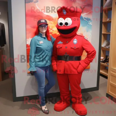 Productafbeelding van Mascottekarakter REDBROKOLY van een Red Marine Recon gekleed met een Mom Jeans en stropdassen