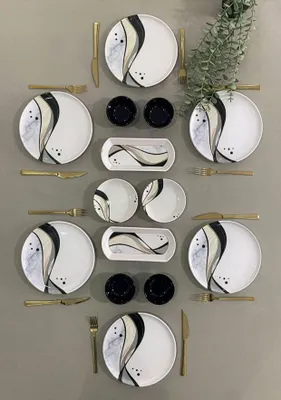 Produktbild von Hermia Concept, Hochwertiges Frühstücksset (14 Teile), 100% Keramik, Weiß, Schwarz und Grau | 6 Servierplatten (20 x 20 cm), 2 Platten (20 x 9 x 3 cm), 2 große Platten (25 x 12 x 3 cm), 4 Schalen (12 x 12 cm) | Spülmaschinen- und mikrowellengeeignet.