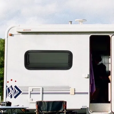 Produktbild von Ausstellfenster für Wohnmobile und Camper – Set für Seitenfenster