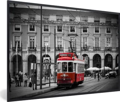 Produktbild von MuchoWow® MuchoWow® Gerahmtes Poster Schwarz-Weiß-Foto mit einer roten Straßenbahn 60x40 cm - Poster mit zchwarzem Bilderrahmen - Printing - Wanddeko Schlafzimmer