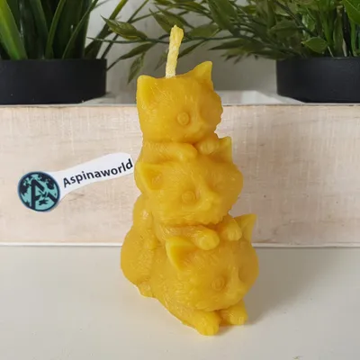 Produktbild von Bienenwachskerze drei Katzen aufeinander 8 cm