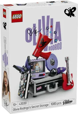 Productafbeelding van LEGO Editions Olivia Rodrigo's Geheime Koffer - Speelgoedset met koffer, microfoon, vinylplaat, megafoon, televisie en minifiguur - Decoratie voor de kinderkamer - Muziekcadeau voor meisjes en jongens vanaf 10 jaar - 43030