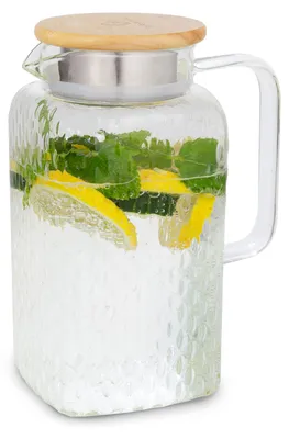 Produktbild von GLASWERK Glaskaraffe mit Deckel (1,5L) und Sieb im Ausguss - Wasserkrug mit Deckel aus edlem Eichenholz - Karaffe Glas mit Deckel aus stabilem Borosilikatglas, Wasserkaraffe, Gluggle Jug, Glas Karaffe