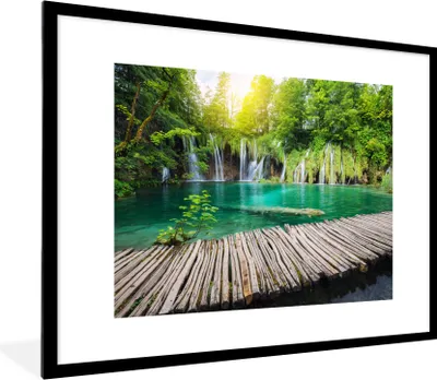 Produktbild von MuchoWow® Gerahmtes Poster Brücke - Wasserfall - Natur 80x60 cm - Poster mit Schwarzem Bilderrahmen Wandposter Rahmen Foto Bilder - Schlafzimmer-Dekorationen - Fotoposter