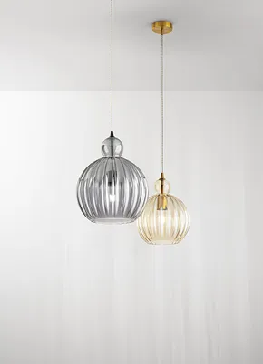 Productafbeelding van Hanglamp met plooien van gerookt spiegelglas, metalen/aluminium behuizing in zwart, fitting E27, diameter 32 cm, hoogte 191 cm - Perenz