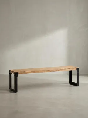 Frontansicht der 120 cm breiten Esszimmerbank aus massivem Akazienholz mit robustem, schwarzem Eisengestell auf weißem Hintergrund._#sku_SAFWL7.050#