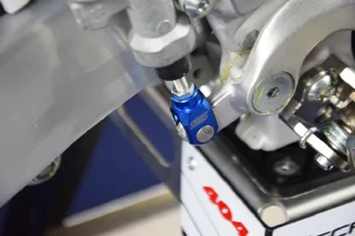 Productafbeelding van SCAR aluminium verstelclip voor de achterrem, blauw