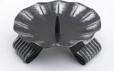 Produktbild von Kerzenleuchter Dreifuß Schwarz gelackt aus Eisen mit Dorn Ø 12,5 cm, Ideal für Taufkerzen, Kommunionkerzen, Hochzeitskerzen