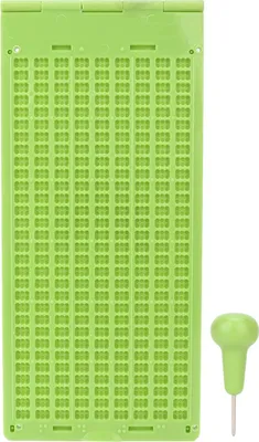 Produktbild von Tragbare Braille-Schreibtafel aus Kunststoff mit 9 Zeilen und 30 Zellen sowie Stift als Braille-Lernhilfe