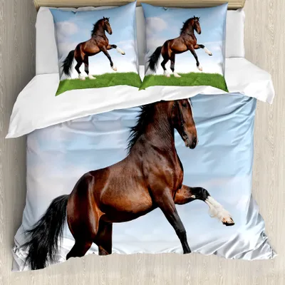 Produktbild von ABAKUHAUS Pferde Bettbezug, Pferd Pacing auf Gras, Milbensicher Allergiker geeignet mit Kissenbezügen, 155 cm x 220 cm - 80 x 80 cm, Blau, Grün, Braun