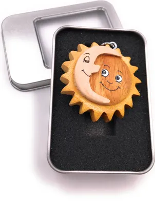 Imagen del producto de Llavero de madera con motivos de sol, luna, día y noche, en caja de regalo