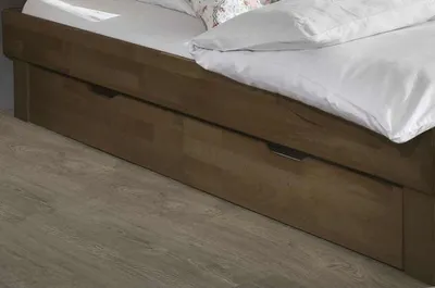 Produktbild von Wunderbares Bett der Serie Jenny Eiche Massiv geöltZum Lieferumfang gehört:    Futonliege mit Kopfteil Breite: 180cm    Höhe incl. Kopfteil: 75cm    Höhe bis Oberkante Bettseite: 37cm    Gesamttiefe ca. 212cm    Gesamtbreite je nach Variante: 95,105,145,185cm    Bettseitenhöhe: ca. 15cm    Auflagenhöhe: ca. 13cm    Holzstärke der Füße: 100x100mm    Holzstärke: ca. 23mmDie Unterbettschubladen und Nachttische gehören nicht zum Lieferumfang, können aber extra bestellt werden, ebenso passende Kleiderschränke.