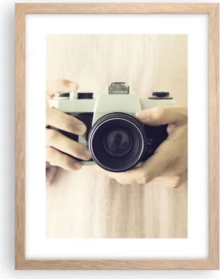 Produktbild von Gerahmtes Poster - Rahmen in heller Eiche - Die Kamera Retro Fotografie - 30x40 cm - Wand Bild - Wanddeko - Wandbilder - Kunstposter - Wandposter - Bilderrahmen - Bilder - Kunstdruck - P2NPA30x40-4930