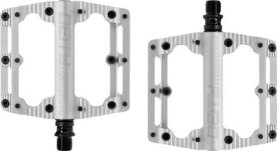 Obrázek produktu pro Deity Black Kat – platformové pedály, stříbrné – 100 × 100 mm, CNC hliník, konkávní tvar, 8 pinů.