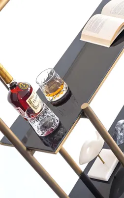 Zdjęcie produktu dla Elegancki regał na książki ze złotą metalową ramą i szklanymi półkami