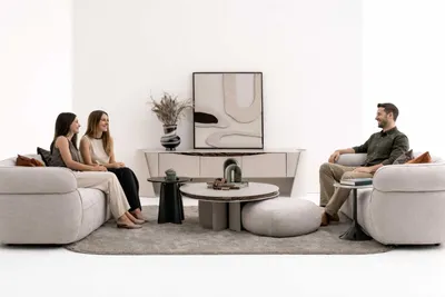 Zdjęcie produktu dla Komplet wypoczynkowy do salonu: sofa 4-osobowa i 3-osobowa, designerski stolik kawowy, komoda pod telewizor, kolor beżowy, styl nowoczesny