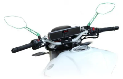 Zdjęcie produktu dla System wzmacniacza głośników z zabezpieczeniem przed kradzieżą do motocykli – wodoodporny zestaw stereo z obsługą Bluetooth, wyświetlaczem LED i oświetleniem LED; obsługa sterowania przez aplikację, połączenia w trybie głośnomówiącym, radio FM, odtwarzanie z kart USB/TF oraz ładowanie USB; przeznaczony do motocykli, rowerów elektrycznych i quadów z zasilaniem 12 V