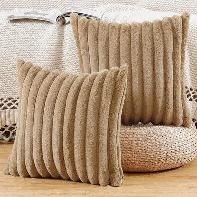 Produktbild von Set mit 2 dekorativen Kissenbezügen aus Kunstfell, flauschig, gestreift, weich, für Sofa und Schlafzimmer, Kamelmuster, 40 x 40 cm