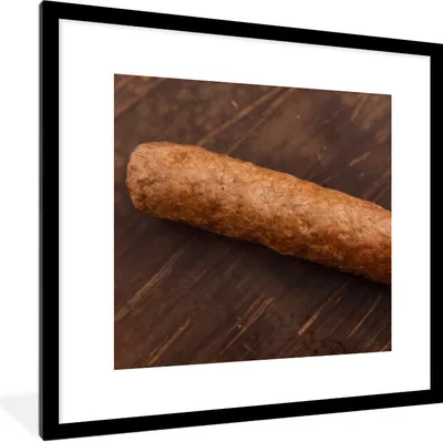Produktbild von MuchoWow® Gerahmtes Poster Ein leckerer Frikandel auf einem hölzernen Hintergrund 40x40 cm - Poster mit Schwarzem Bilderrahmen Wandposter Rahmen Foto Bilder - Poster - Plakat im Rahmen