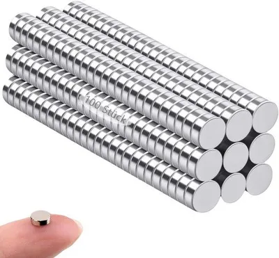 Zdjęcie produktu dla 100 sztuk mini magnesów, 4 x 1 mm, minimalistyczne, mocne, srebrne, neodymowe, idealne do tablic magnetycznych, lodówek, biur, szkół