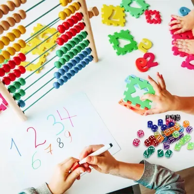 Productafbeelding van Set van 100 zeszijdige dobbelstenen van 16 mm - Transparant, in verschillende kleuren - Afgeronde hoeken - Geschikt voor dobbelspellen, bordspellen en wiskundespellen