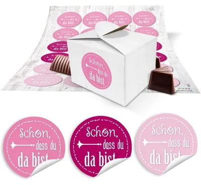 Produktbild von 24 kleine weiße Geschenkboxen Geschenkverpackung Geschenkschachteln 8 x 6,5 x 5,5 + runde pink rosa-rote Aufkleber SCHÖN DASS DU DA BIST 13236 für Gastgeschenke, Give-aways, Mitgebsel