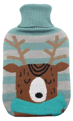 Productafbeelding van Warmwaterkruik 1,7 liter, blauw, met rendierprint binnenin. Afmetingen: 20 x 32 x 4 cm. Flexibel en zacht, ideaal om warmte en ontspanning te bieden in de winter.