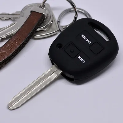 Produktbild von Auto Schlüssel Silikon Schutz Hülle Schwarz kompatibel mit Toyota Yaris RAV 4 Aygo Corolla Avensis 2 Tasten Funk Fernbedienung