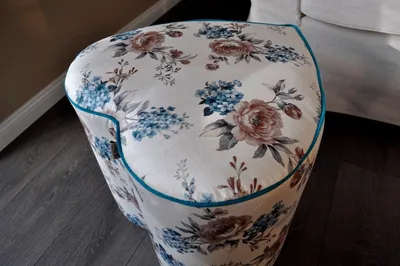 Produktbild von Design Hocker Pouf Carl Svensson Herzform Türkis Creme Rosen Blumen PH-3m