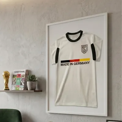 Image de K-Möbel Cadre pour maillot en bois véritable 60 x 80 cm Blanc - Fabriqué en Allemagne - Vitrine pour maillot avec fond blanc et large cadre - Cadre pour maillot - Grand cadre à remplir