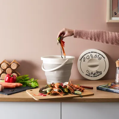Produktbild von Zusammenklappbarer Komposteimer mit Griff und Deckel