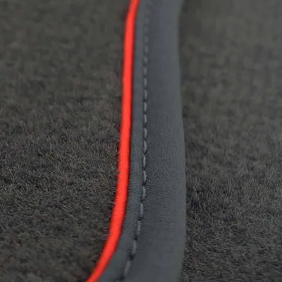 Produktbild von Fußmatten für Fiat 500 (auch Cabrio, Sport, Cult, Mild Hybrid) Premium Velours Automatten in Original Qualität 2er Set, mit Rotem Zierband