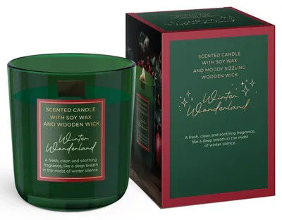 Grüne Duftkerze im Glaszylinder mit rosa Label und Holzdocht, daneben rote Schachtel mit grünem Deckel. Beschreibung: 'Winter Wonderland' - frischer, beruhigender Duft aus Sojawachs.