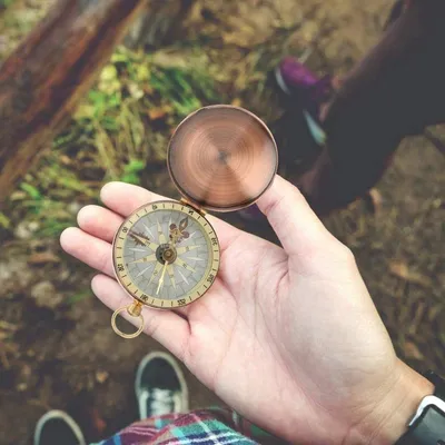 Antike Taschenuhr Kompass aus Metall mit Klappdeckel für Aktivitäten im Freien, Camping und Wandern