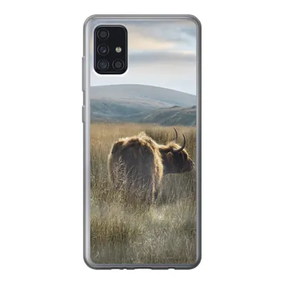 Produktbild von MuchoWow® Handyhülle Schutzhülle Hülle für Samsung Galaxy A52 5G Schottische Highlander - Nebel - Gras Silikon Softcase Handy Hülle - Umschlag