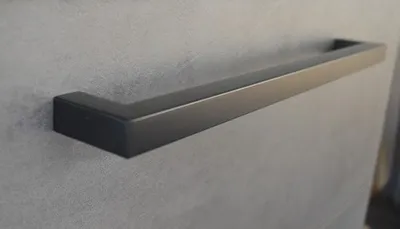 Obrázek produktu pro Nábytkový úchyt Seville 32 cm matně černý