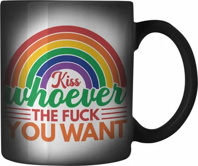 Produktbild von Trendation - LGBT Farbwechsel Zauber-Tasse Geschenk für Schwule Lesben Transgender Sounds Gay Im In Regenbogen Lustige Grafik Regenbogen Kiss Whoever You Want (Schwarz)
