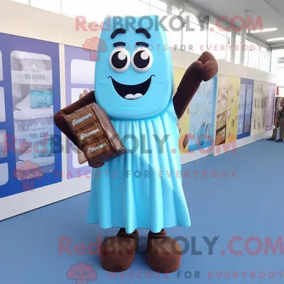 Produktbild von Maskottchen-Figur REDBROKOLY eines himmelblauen Schokoriegels gekleidet in ein Maxikleid und Clutch-Taschen