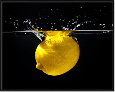 Produktbild von Wallario Wandbild Zitrone im Wasser - Frisches Obst für die Küche, Größe: 40,30 x 50,30 cm, Poster mit schwarzem Aluminiumrahmen