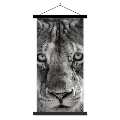 Produktbild von MuchoWow® Textilposter Tierprofil Löwin in schwarz und weiß 90x180 cm mit schwarzem Rahmen - Dekoration Wohnzimmer