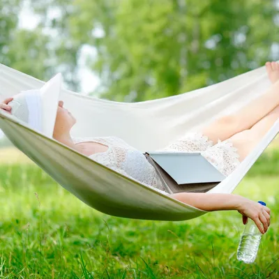 Produktbild von Famanu Hängematte für Garten und Camping - rot mit grünen Streifen