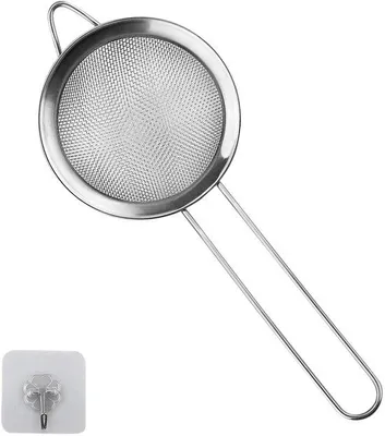 Productafbeelding van Ibenzoa® Mini-keukensieve, diameter 8 cm, gemaakt van roestvrij staal geschikt voor voedsel, met handvat en zelfklevende ophanghaak – fijne sieve voor thee, koffie, bloem, sappen, eieren