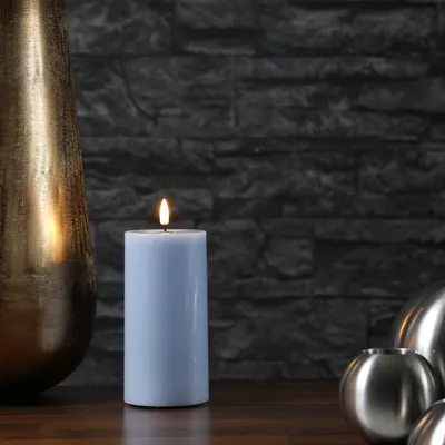 Zdjęcie produktu dla Świeca filarowa LED MIA - prawdziwy wosk - realistyczny płomień 3D - H: 15cm - D: 7,5cm - jasnoniebieski