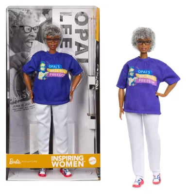Produktbild von Barbie Signature Inspiring Women Opal Lee Sammelpuppe in blauem „Opal’s Walk For Freedom“ T-Shirt, Modepuppe, Weiblich, 6 Jahr(e), Junge/Mädchen, 320 mm, Mehrfarbig