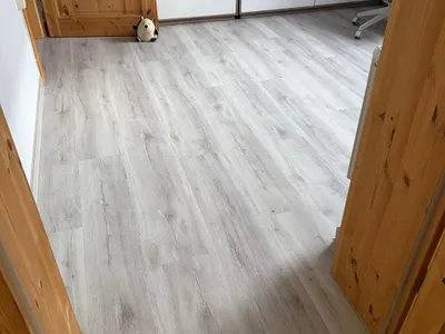 Produktbild von BASICfloor | 2,235 m² | Grau 229x1220 mm Vinylboden Klickvinyl, Eiche rustikal Weißgrau Landhausdiele, 5 mm stark, wasserresistent für Feuchträume, mit integrierter Trittschalldämmung, V Fuge, Nutzungsklasse 31