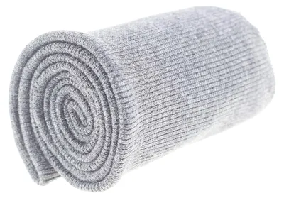 Aufgerolltes geripptes Strickbündchen in Hellgrau-melange, 16x80 cm – elastischer Bündchenstoff.